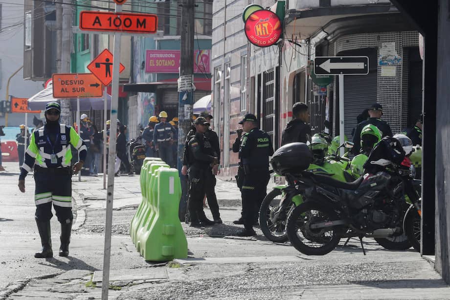 Integrantes de la Policía de Colombia realizan un operativo en el barrio Santa Fe este viernes, en Bogotá (Colombia). Una persona murió y al menos 13 resultaron heridas por la explosión de una granada lanzada la noche del jueves contra una zona comercial del barrio Santa Fe, en el centro de Bogotá, confirmaron este viernes las autoridades. EFE/ Carlos Ortega