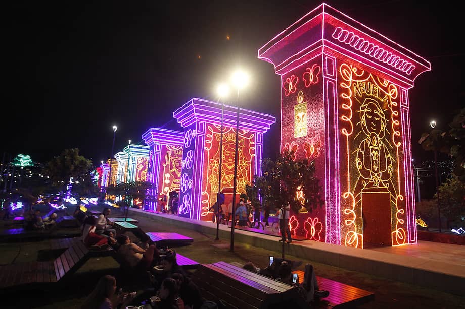 La casita mágica de la familia Madrigal, de la película "Encato" de Disney, se iluminó este miércoles en Medellín con el encendido de un imponente alumbrado navideño inspirado en la película Encanto. EFE/ Luis Eduardo Noriega A.