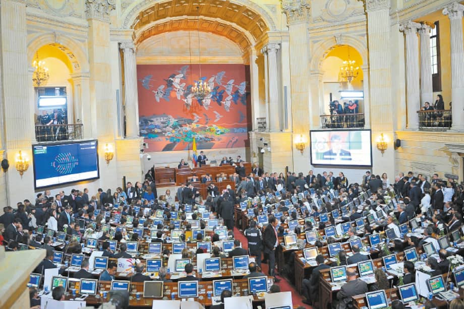 Actualmente, según establece la Constitución, hay perdida de investidura cuando un congresista no asiste, en un mismo período, a seis sesiones plenarias en las que se voten proyectos de acto legislativo, de ley o mociones de censura.