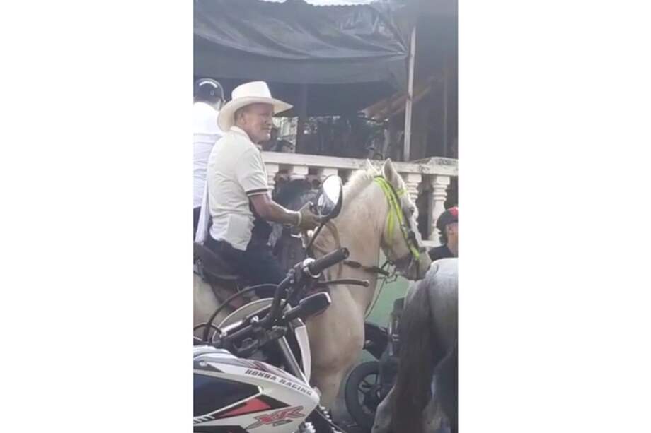 El hecho se presentó en medio de una cabalgata por el municipio.