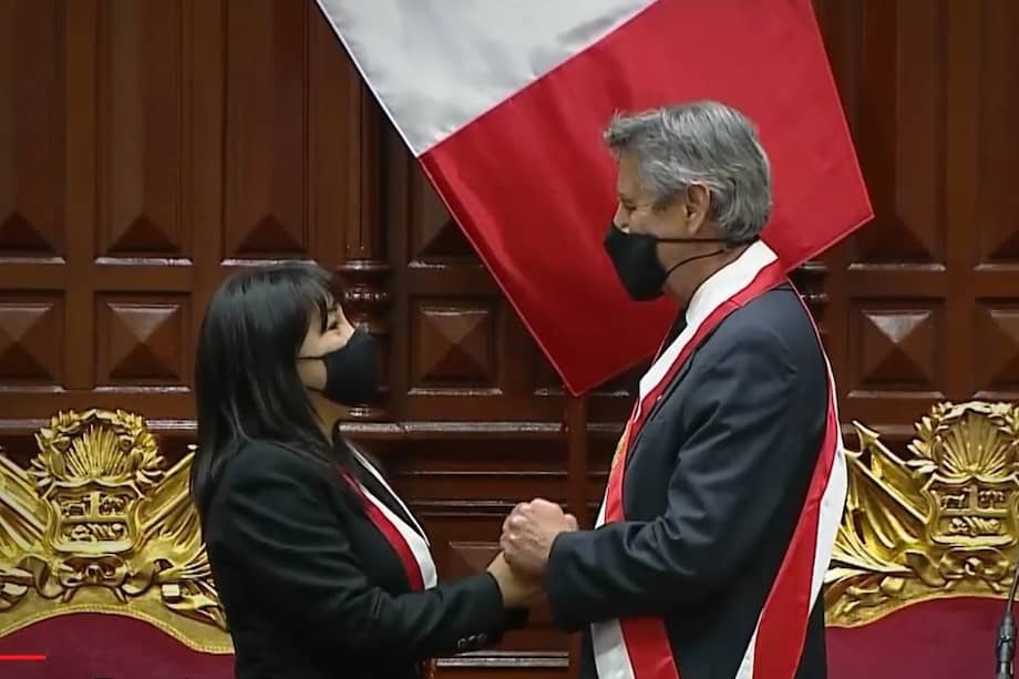 Mirtha Vásquez junto al expresidente Francisco Sagasti