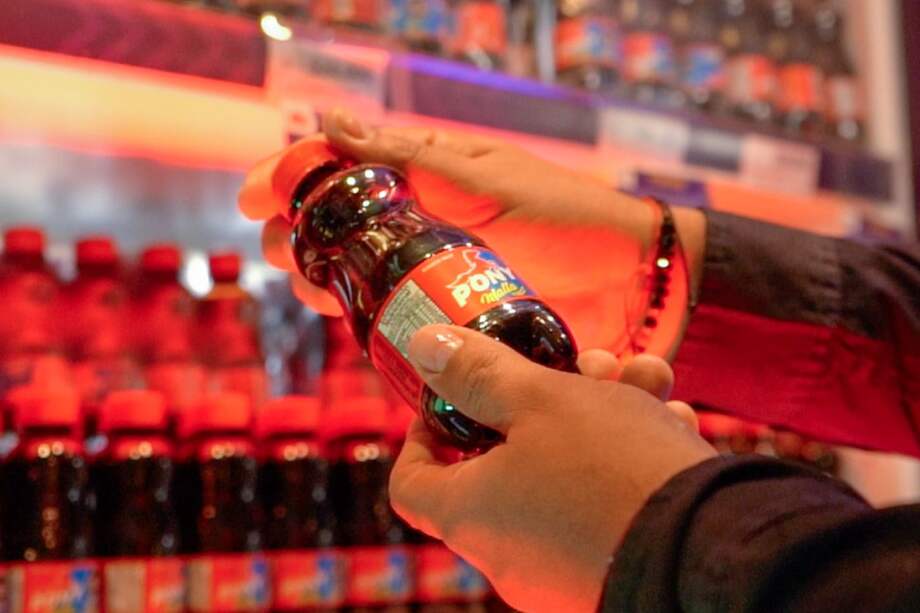 • Dentro del portafolio de Bavaria, los productos que se encuentran en botellas plásticas son Pony Malta, Malta Leona y Agua Zalva, que ahora se embotellarán en envases elaborados con material reciclado.