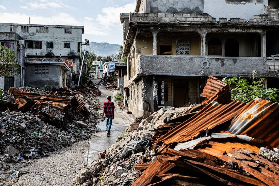 El 17 de febrero de 2026 se observan escombros en una calle del barrio de Solino, en Puerto Príncipe, Haití, que fue atacado por pandilleros a finales de 2024.