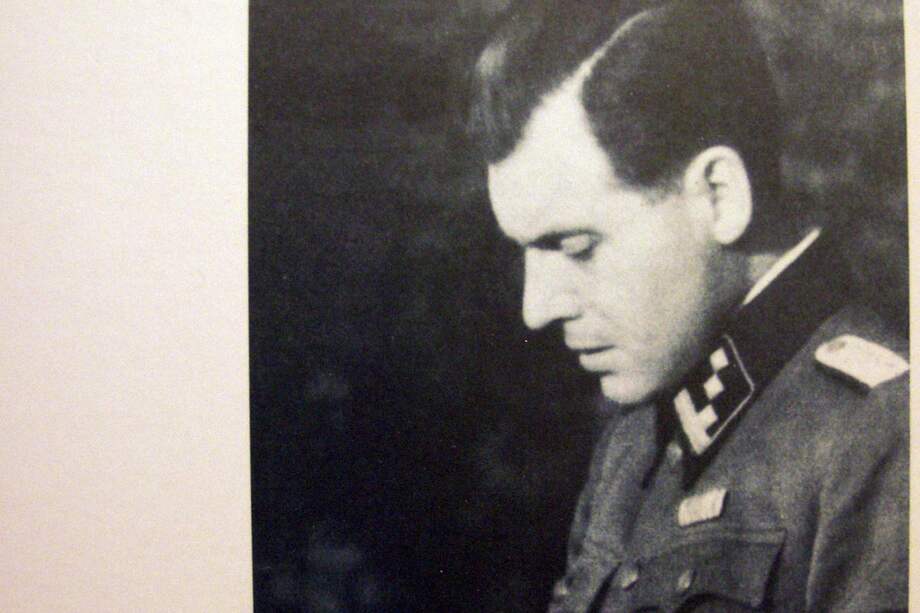 Fotografía de archivo del 27 de enero de 2006 de un retrato del doctor del campo de concentración nazi de Auschwitz-Birkenau, Josef Mengele (conocido como el ángel de la muerte), durante la exhibición "Roma Holocausto y Racismo en la Europa de Hoy", en Budapest (Hungría)./ Gyula Czimbal
