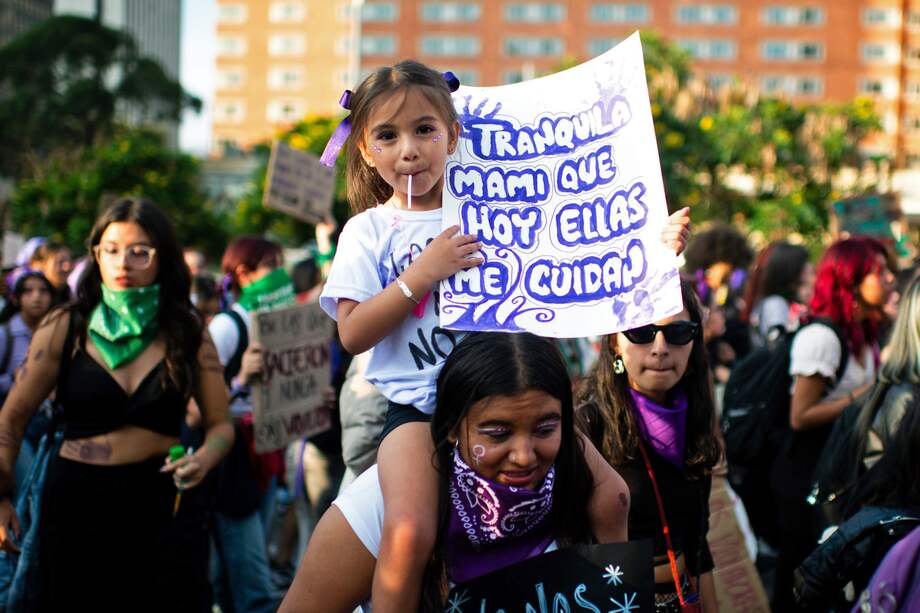 AME6850. BOGOTÁ (COLOMBIA), 08/03/2024.- Uno de los principales reparos en los que coinciden 36 organizaciones de mujeres, ciudadanas y representantes del Consejo Consultivo de Mujeres de Bogotá, es la falta de transversalización con sectores como Salud, Integración Social, Seguridad, Desarrollo Económico, Educación, Seguridad, Cultura y demá EFE/ María José González