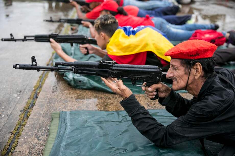 Civiles participaron en los ejercicios militares del fin de semana en Caracas. / EFE