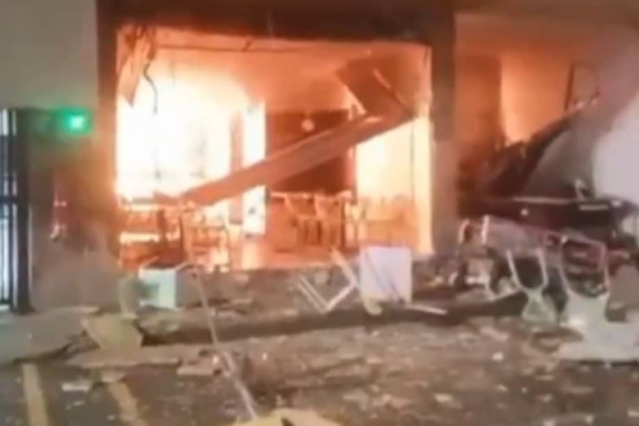 Un incendio estructural tras una explosión en un restaurante del barrio San Pedro en Cali.