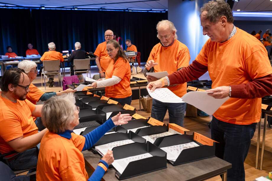 Personal de las mesas electorales cuenta los votos por correo de los neerlandeses residentes en el extranjero en el World Forum de La Haya, Países Bajos, el 30 de octubre de 2025.