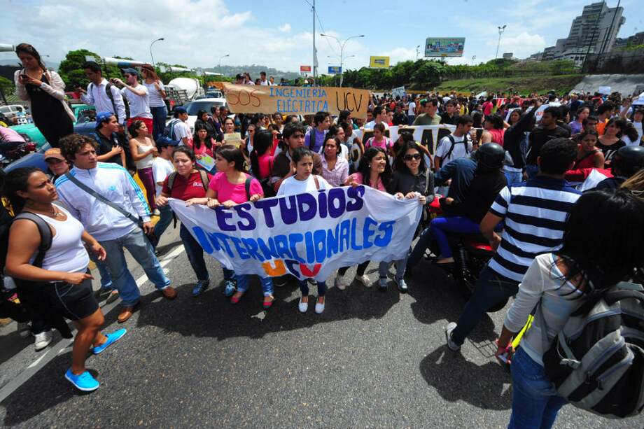 Maduro dice que profesores en paro solo buscan derrocarlo