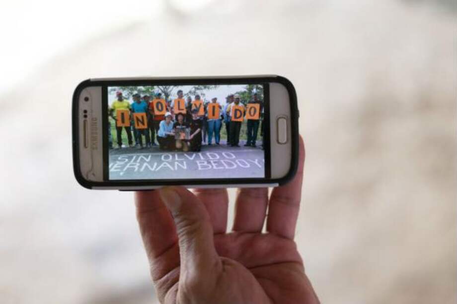 Una fotografía de un memorial en honor a Hernán Bedoya, un líder campesino chocoano que fue asesinado en diciembre de 2017, y quien se oponía a los paramilitares de la región que habían instalado allí enormes plantaciones de palmas de cera. Thom Pierce | Guardian | Global Witness | UN Environment