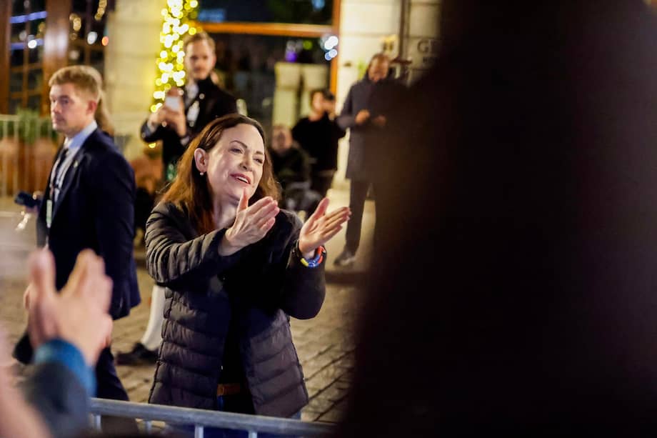 La Premio Nobel de la Paz, María Corina Machado, saluda a la gente frente al Grand Hotel de Oslo.