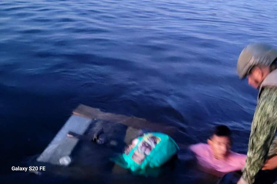 Las autoridades lograron rescatar la embarcación y remolcarla al muelle.