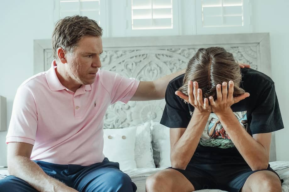 La investigación halló que una relación cercana con los padres en la juventud se asocia con más amistades y mayor interacción social años después.