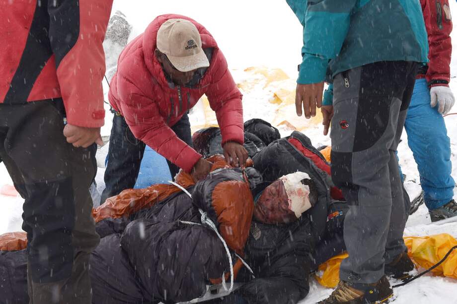 Rescatistas atienden a un sherpa afectado por la avalancha en el Everest, causada por el terremoto en Nepal. AFP
