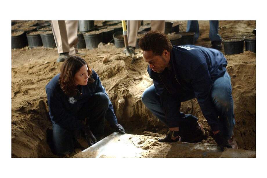 Jorja Fox, en el papel de Sara Silde, y Gary Dourdan, en el papel de Warrick Brown, en un episodio de "C.S.I".