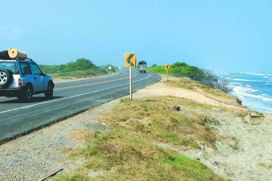 La erosión costera tiene en vilo varios tramos de la vía de 64 kilómetros entre Barranquilla y Santa Marta. / Cortesía El Tiempo