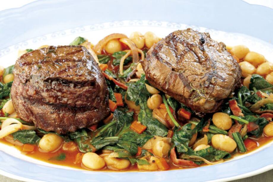 Tournedos sobre fríjoles blancos y salami