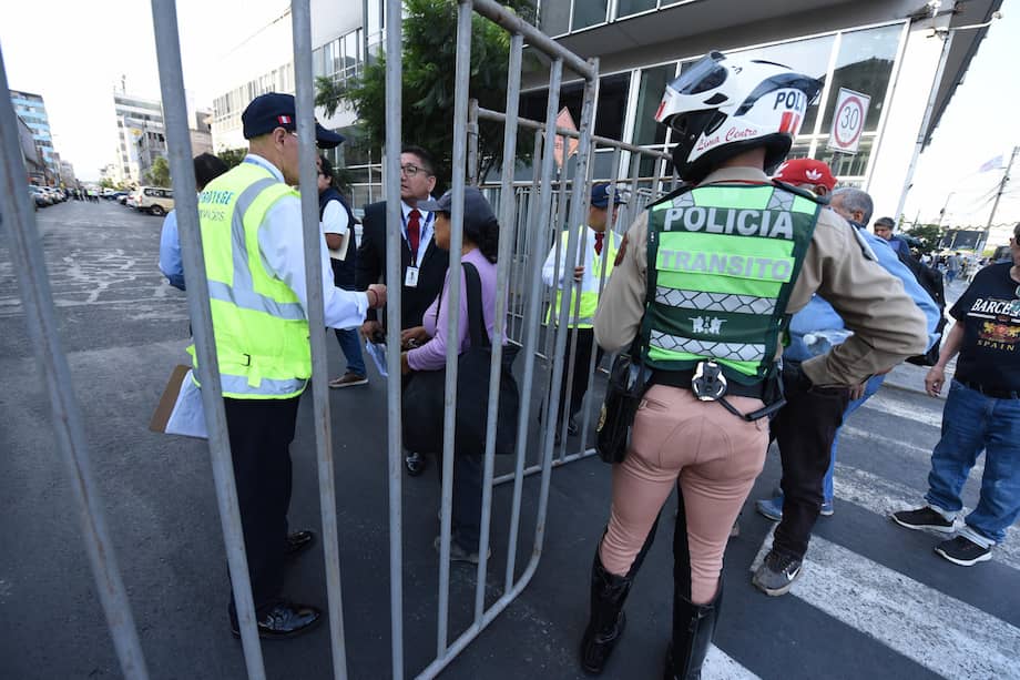 Personas esperan frente a la sede del organismo nacional de procesos electorales (ONPE) este domingo, en Lima (Perú). El empresario peruano y exalcalde de Lima Rafael López Aliaga, candidato presidencial y líder del partido de ultraderecha Renovación Popular, presentó una demanda ante la Fiscalía en la que solicita la captura inmediata del jefe de la Oficina Nacional de Procesos Electorales (ONPE), Piero Corvetto, tras los retrasos en la apertura de centros de votación en las elecciones de este domingo.