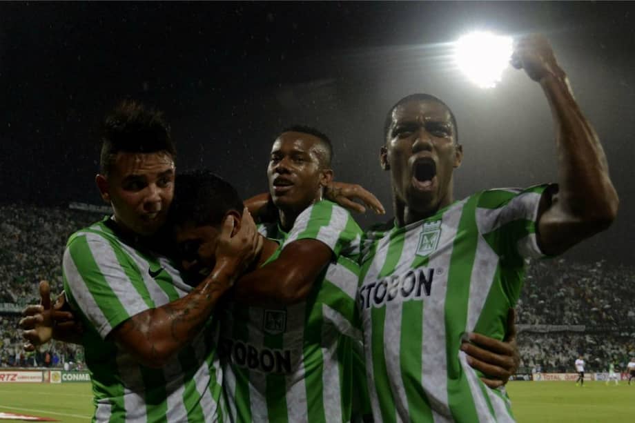 Jugadores de Atlético Nacional celebra el tanto de Orlando Berrio contra River Plate. Foto: AFP