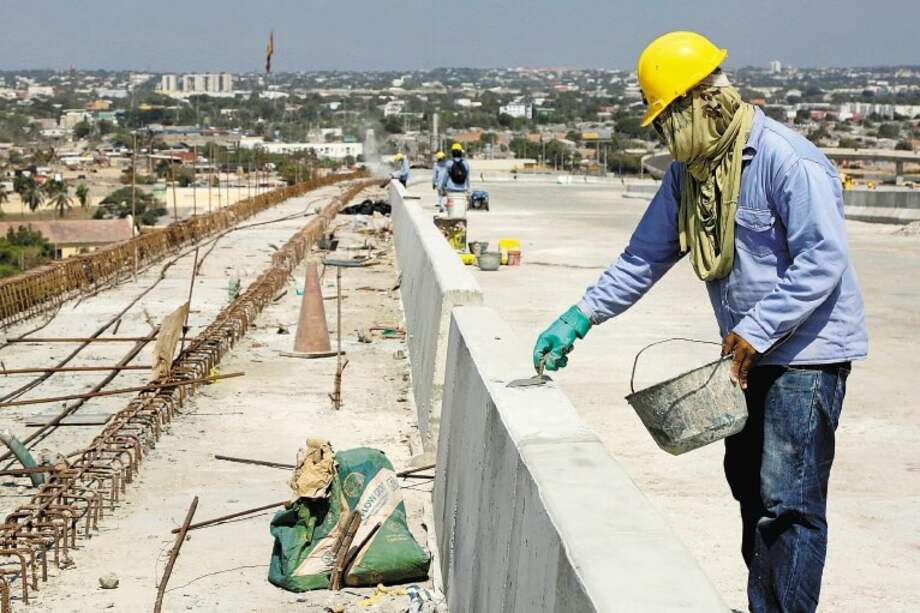 La construcción es clave por ser un sector muy intensivo en mano de obra. / EFE