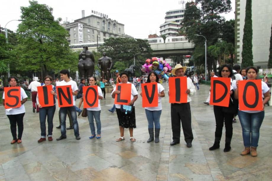De izq. a der. Las comisionadas Marta Ruíz, Ángela Salazar, el padre Francisco de Roux y el comisionado Saúl Franco. / @ComisionVerdadC