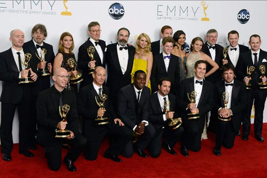 El reparto de Homeland posa con los premios ganados en la 64 ceremonia de los premios Emmy. / Efe