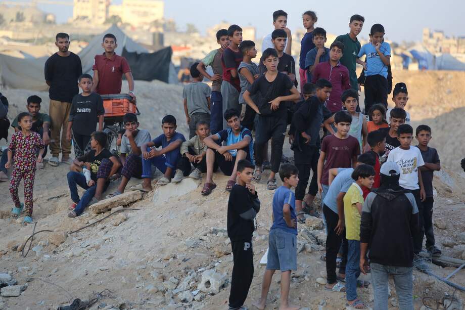 Personas permanecen cerca de un túnel en una zona al norte de Jan Yunis, en el sur de la Franja de Gaza, el 28 de octubre de 2025, mientras militantes de Hamás buscan cuerpos.