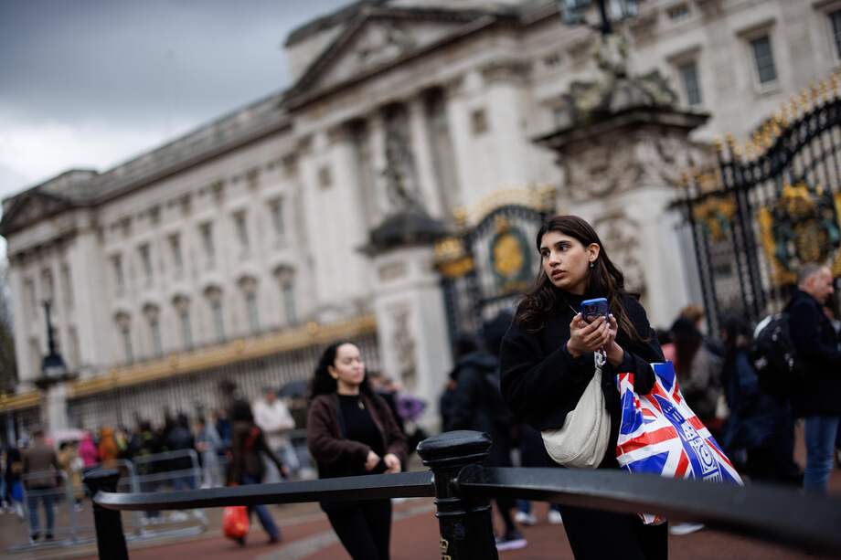 Turistas visitan el Palacio de Buckingham Palace en Londres.