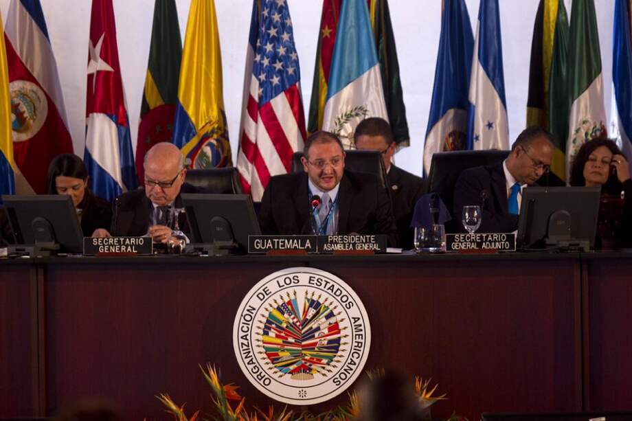 El secretario general de la OEA, José Miguel Insulza (i), el ministro guatemalteco de Relaciones Exteriores, Fernando Carrera (c), y el secretario general adjunto del organismo, Alberto Ramdin (d), encabezan la sesión plenaria de la 43 asamblea anual de la Organización de Estados Americanos (OEA)./ EFE