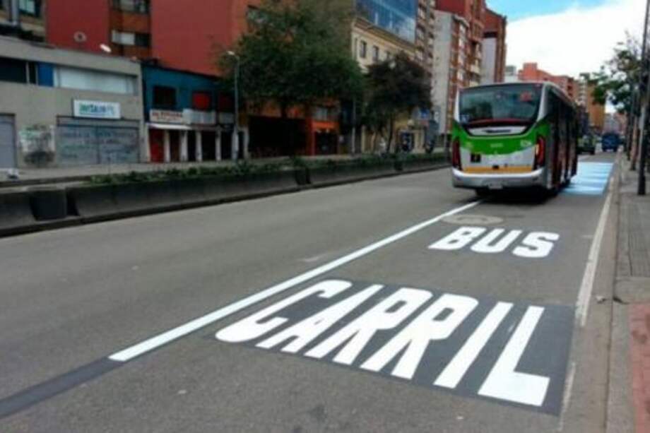 Usuarios de transporte público deberán pagar derechos de autor