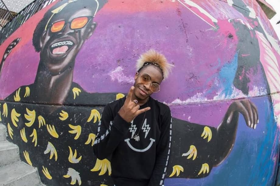 El músico Bomby junto a un grupo de jóvenes en la comuna 13 de Medellín. / Cortesía