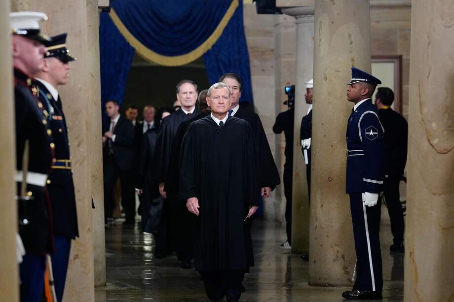 John Roberts (al frente) fue quien tomó el juramento de Donald Trump como presidente el pasado 20 de enero.