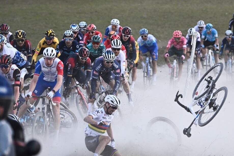Julian Alaphilippe en el momento exacto de su caída en la Strade Bianche.