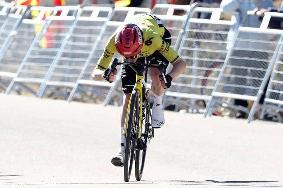 Jonas Vingegaard, corredor del Team Visma, besando su bicicleta al finalizar la sexta etapa de la Vuelta a Cataluña 2026 este sábado 28 de marzo.