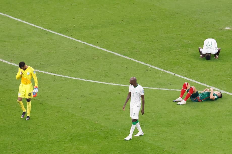 . LUSAIL (CATAR), 30/11/2022.- Jugadores de Arabia Saudita y México reaccionan al quedar eliminados sus equipos hoy, al final de un partido de la fase de grupos del Mundial de Fútbol Qatar 2022 entre Arabia Saudita y México en el estadio Lusail (Catar). EFE/Esteban Biba
