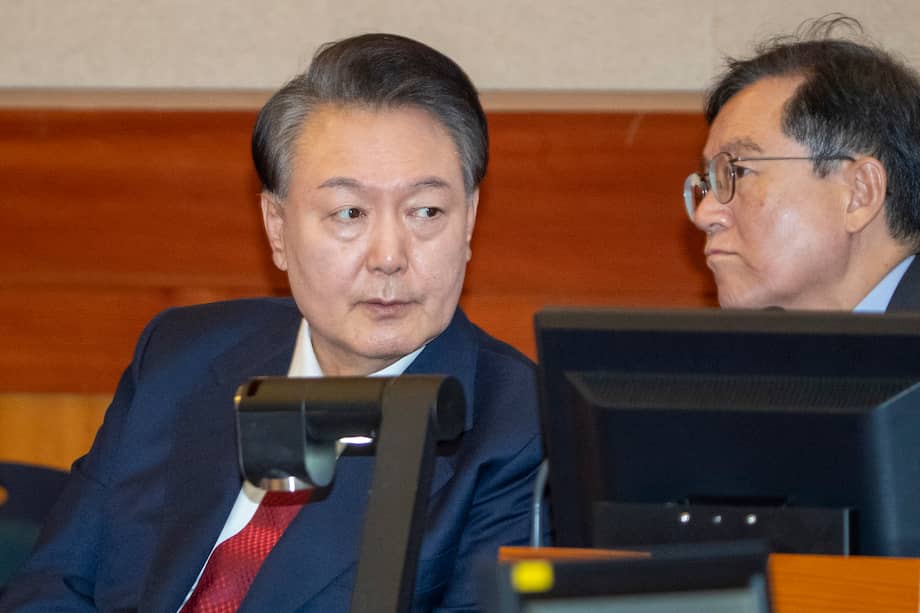 El presidente de Corea del Sur, Yoon Suk Yeol, asiste a la décima audiencia de su juicio político por su efímera imposición de la ley marcial, en el Tribunal Constitucional de Seúl, Corea del Sur, el 20 de febrero de 2025.