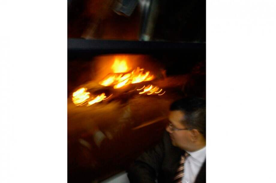 Vehículo incinerado en la Autopista Norte.