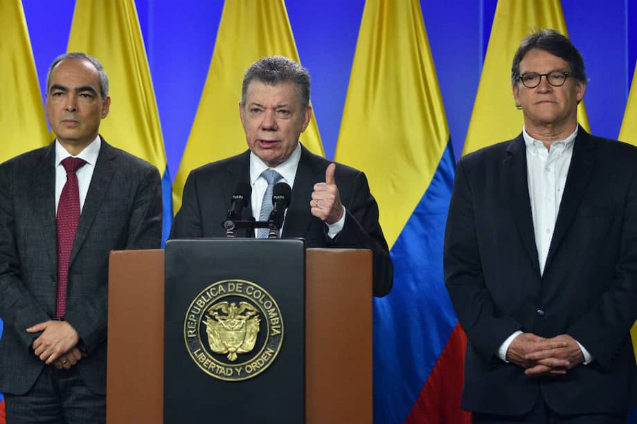Rodrigo Rivera, Comisionado para la Paz, el presidente Juan Manuel Santos, y Gustavo Bell, jefe delegación Gobierno Nacional. / AFP