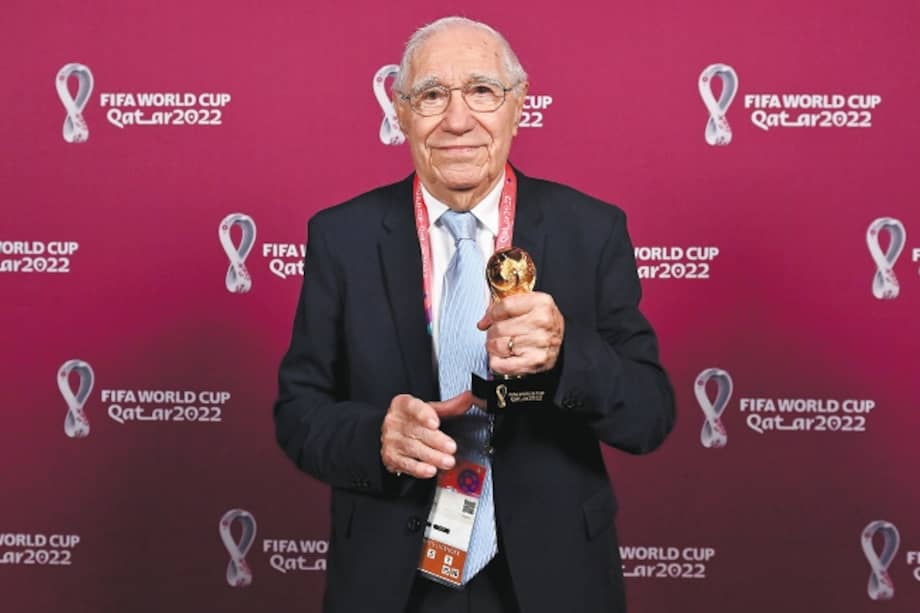 Enrique Macaya Márquez, condecorado por FIFA y AIPS por cubrir todos los mundiales de fútbol desde 1958. / AIPS