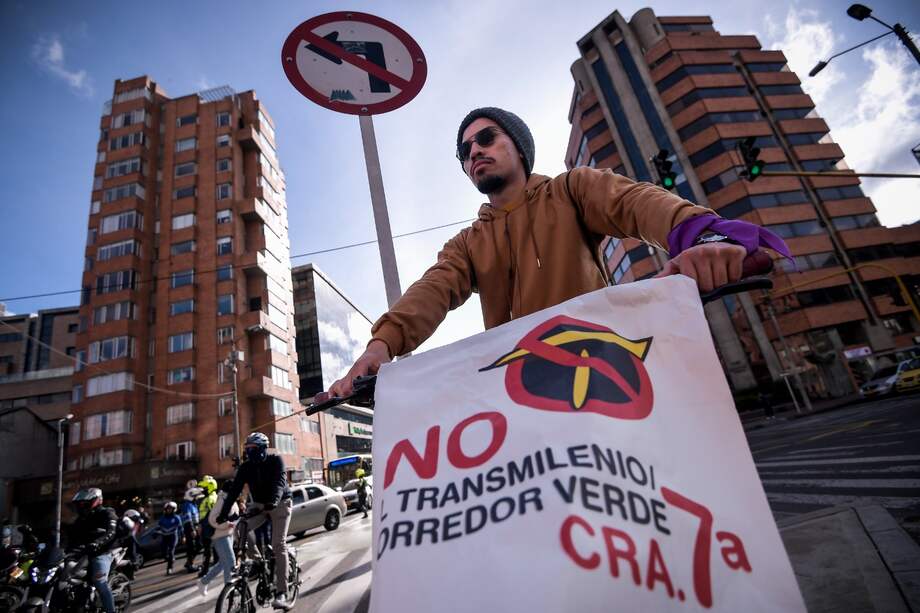 Vecinos de la carrera séptima, en Bogotá, salieron a protestar contra el proyecto.