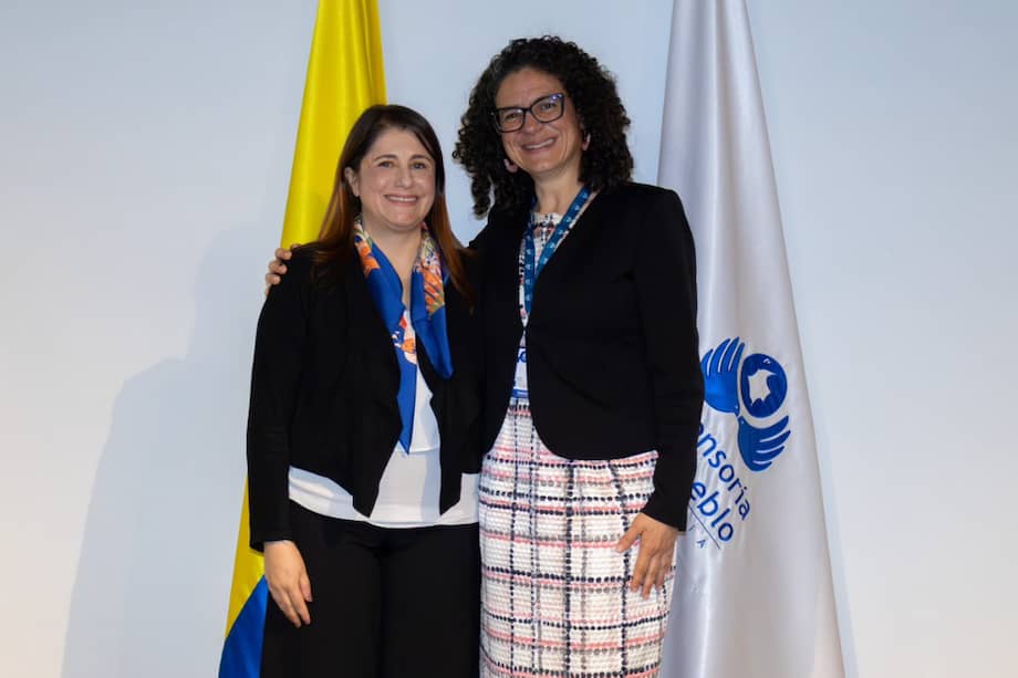 Aponte Urdaneta es abogada y magíster en Derecho Internacional Público, además de especialista en Ciencia Política, Negociación y Relaciones Internacionales.