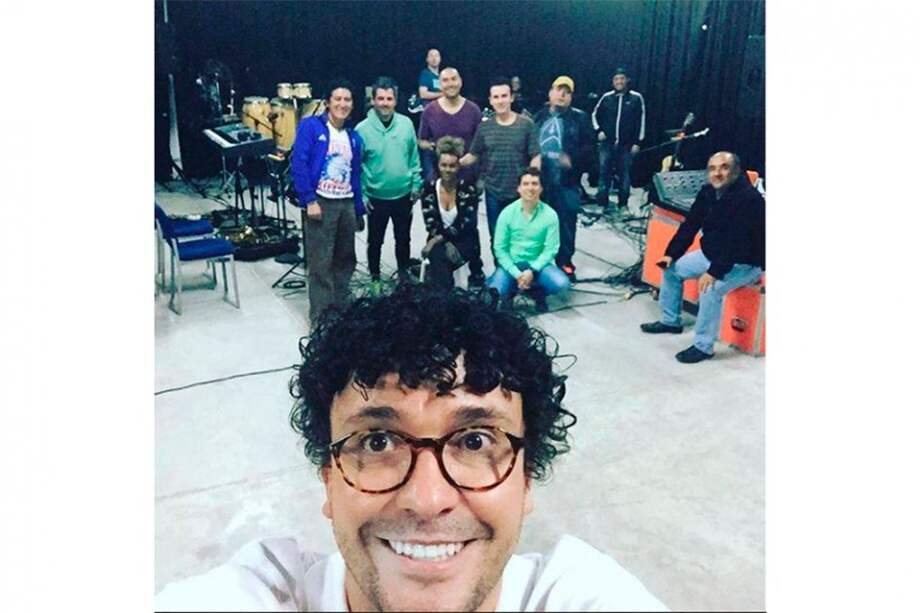 "¡Ensayo para el #milciudadestour con mi banda, ya nos veremos pronto en los escenarios!", escribió en músico en su Facebook. / Tomada de Facebook.com/andrescepedaoficial