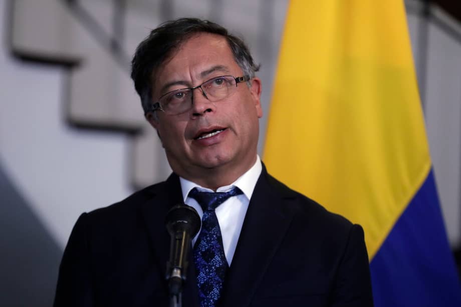 "No puede nadie saber lo que pasará en este gobierno de Petro, pero lo que sí podemos saber, y desde ya, es que le corresponde a él como presidente dejar sin argumentos a sus críticos y demostrar que los temores sobre la debacle que se anticipaba en su gobierno eran injustificados" - Pablo Felipe Robledo.