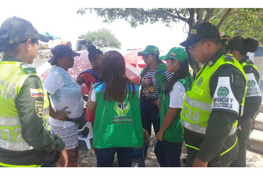 Los niños, niñas y adolescentes se encontraban vendiendo dulces tradicionales y accesorios para los turistas, según el ICBF. / ICBF