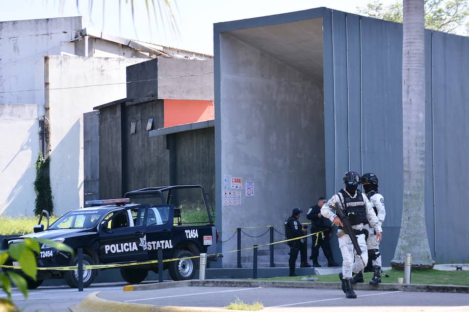 Policías vigilan afuera del DBar luego de un ataque armado en Villahermosa, estado de Tabasco.