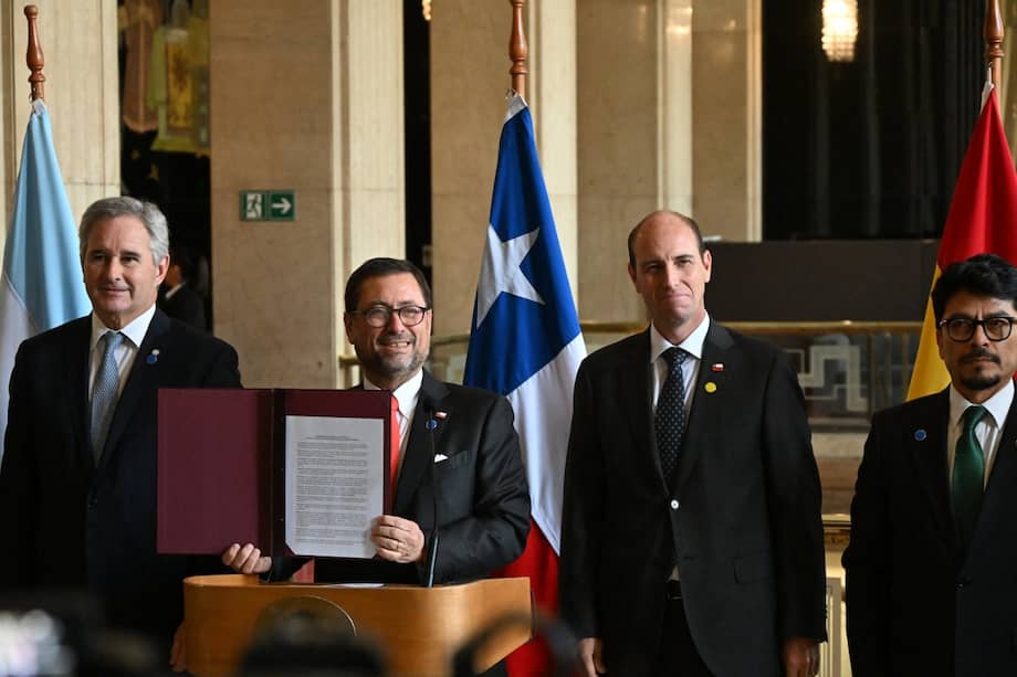 El ministro de Relaciones Exteriores de Chile, Francisco Pérez (segundo por la izquierda), sostiene el documento final junto al ministro de Relaciones Exteriores de Argentina, Pablo Quirno (izquierda), el ministro de Seguridad de Chile, Martín Arrau (segundo por la derecha) y el ministro de Relaciones Exteriores de Bolivia, Fernando Aramayo.