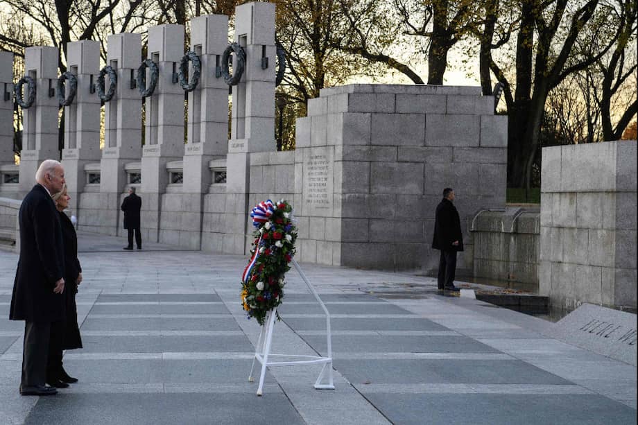 El presidente de los Estados Unidos, Joe Biden, y la primera dama, Lady Jill Biden, rinden homenaje en el monumento de la Segunda Guerra Mundial en Washington al conmemorarse un año más del ataque japonés en Pearl Harbor. (Nicholas Kamm / AFP)