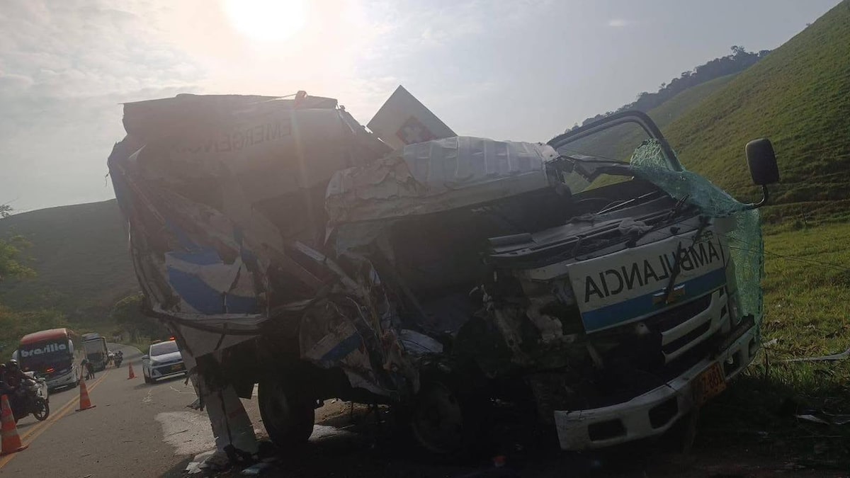 Así quedó la ambulancia que se accidentó en Cisneros - Puerto Berrío; hay cuatro heridos