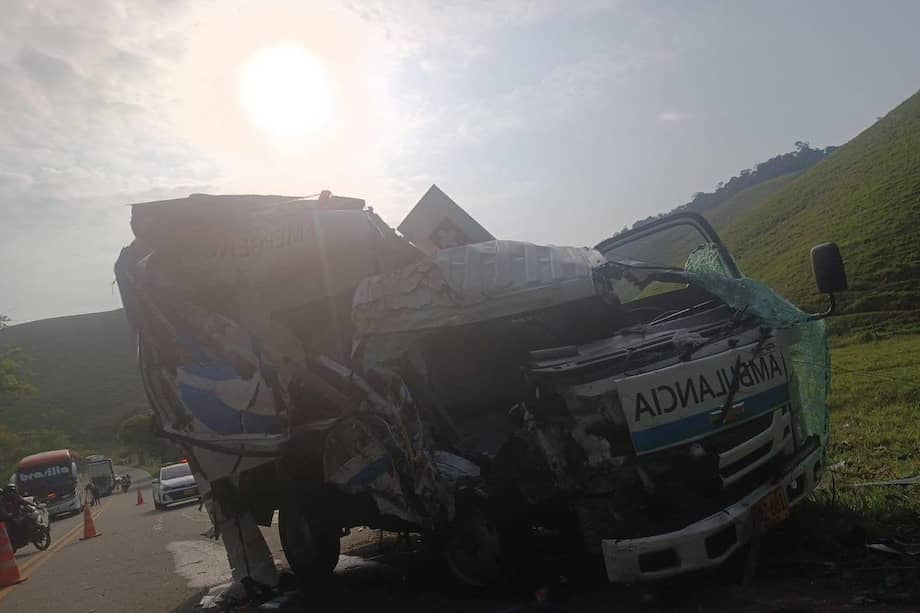 La ambulancia chocó contra un árbol, luego de que el conductor perdió el control.