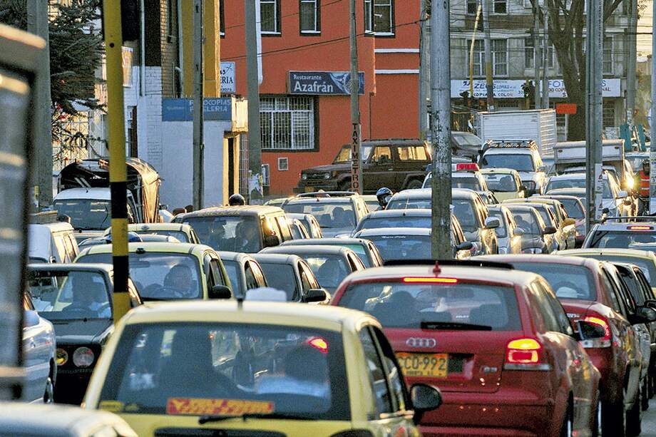 El recaudo de impuestos de vehículos luce bajo y hay espacio para aumentarlo, dice la comisión de expertos. / Archivo